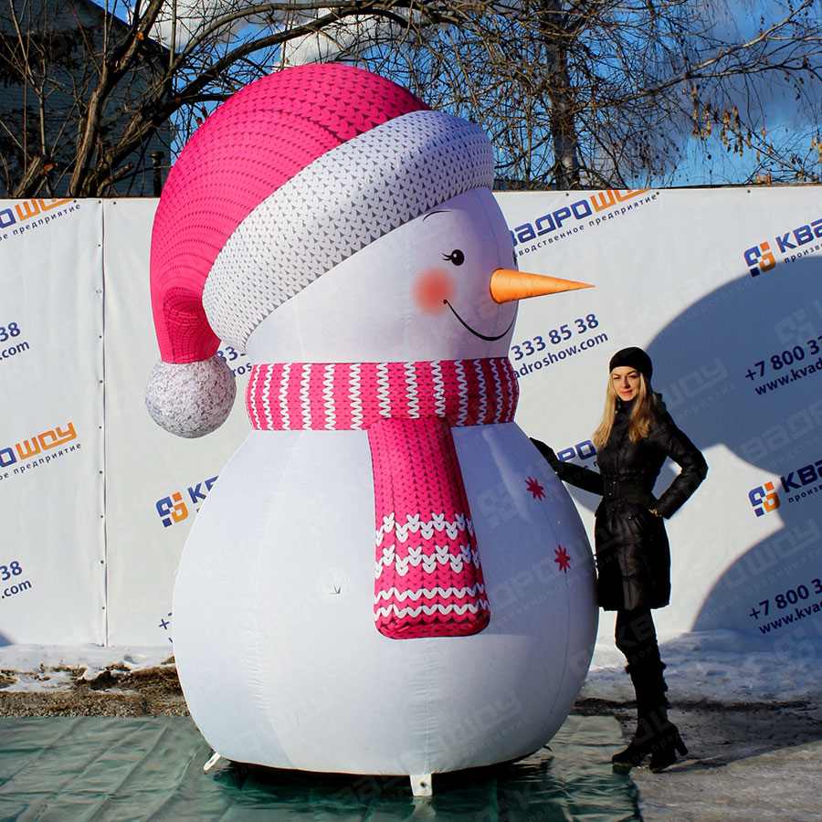 Надувной снеговик в розовой шапочке