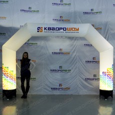 арка с подсветкой с логотипом квадрошоу