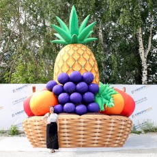 фруктовая корзина с гигантскими фруктами для рекламы