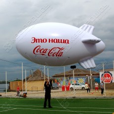 Надувная реклама в воздухе, на небе Дирижабль