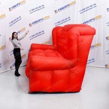 Гигантский надувной красный диван для рекламы мебели