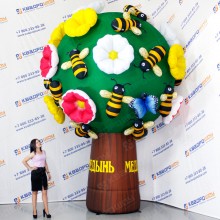 Огромное дерево с цветами и пчёлками