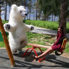 Надувной костюм медведя белый на карусели