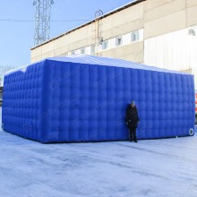 Синий шатер с белой крышей