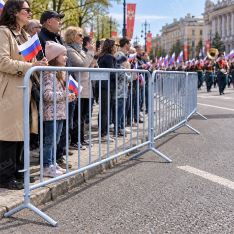 Фан-барьеры на параде