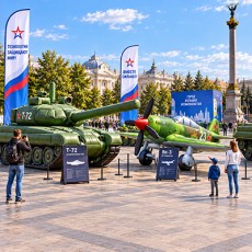 Надувные копии военной техники