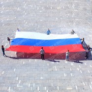 Огромный прямоугольный флаг России