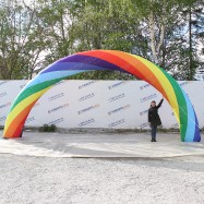 Надувная разноцветная арка 8х4 метра