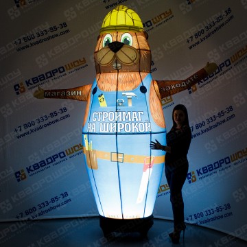 надувная рекламная фигура бобер в каске для строительного магазина