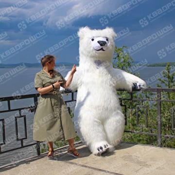 Надувной костюм медведя на озере