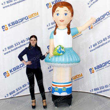 рекламная кукла девочка с букетом и машущей рукой