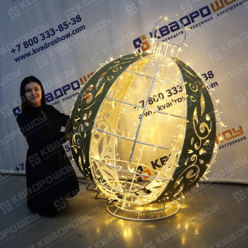 Световой ёлочный шар с человеком для масштаба