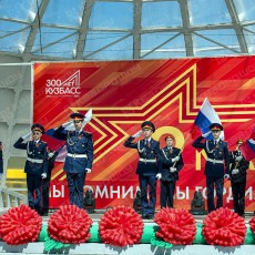 Празднование Дня Победы в Кузбассе с пневмогирляндой гвоздика